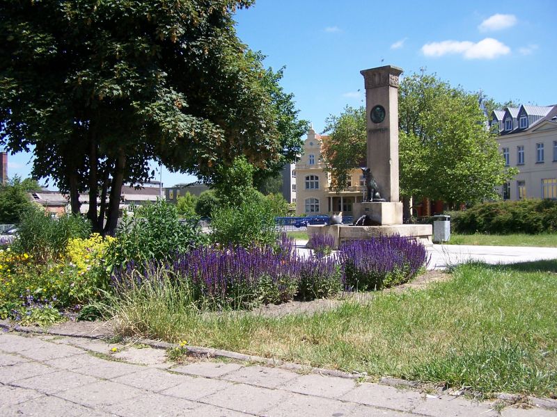 files/schaufenster-guestrow/img/haendler/brunnen_fuchs_und_igel___vo___un_swinegel/slider/100_6775.JPG