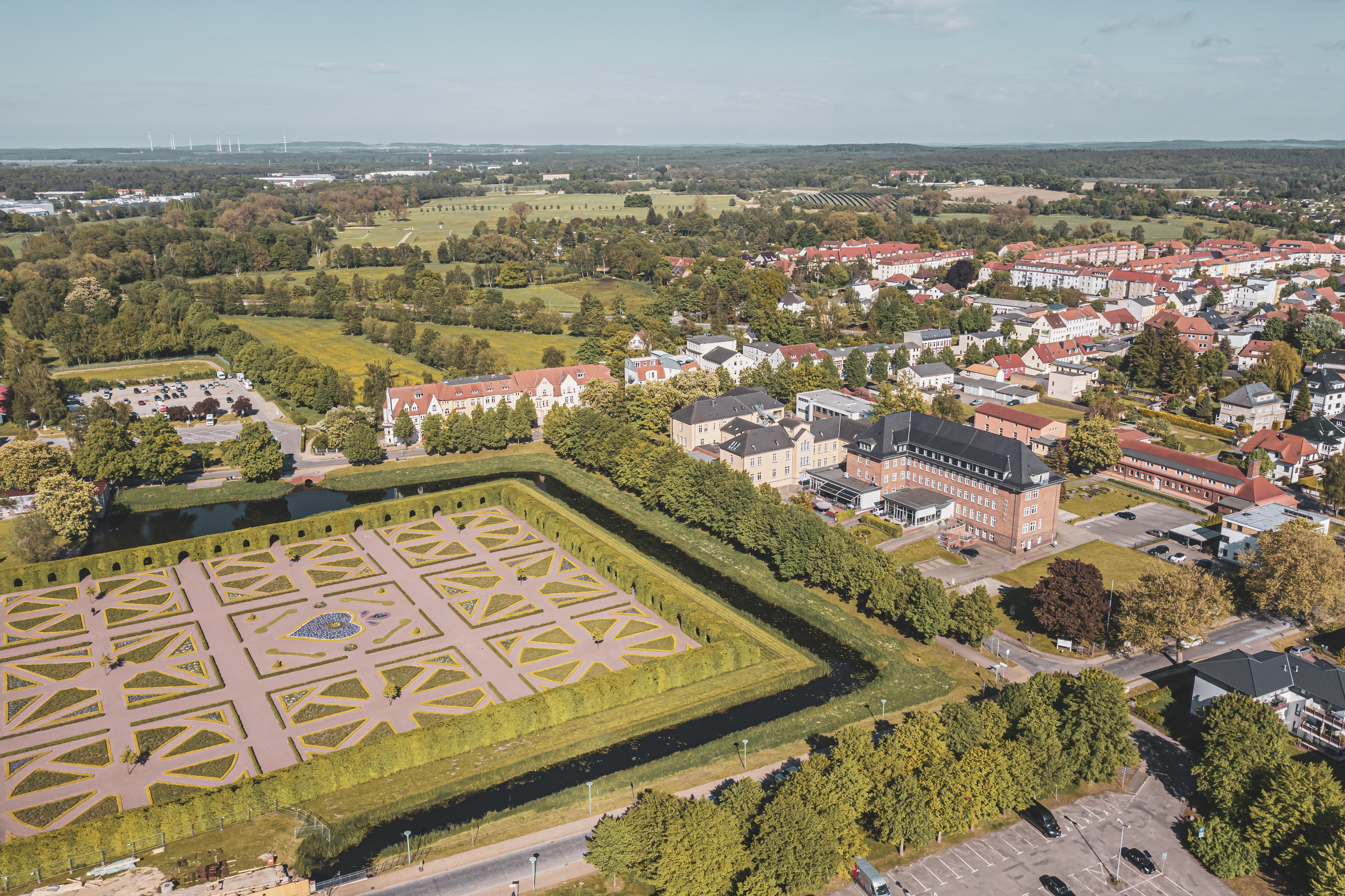 files/schaufenster-guestrow/img/haendler/hotel_am_schlosspark/slider/CoWorking_Final_DJI_0061.jpg