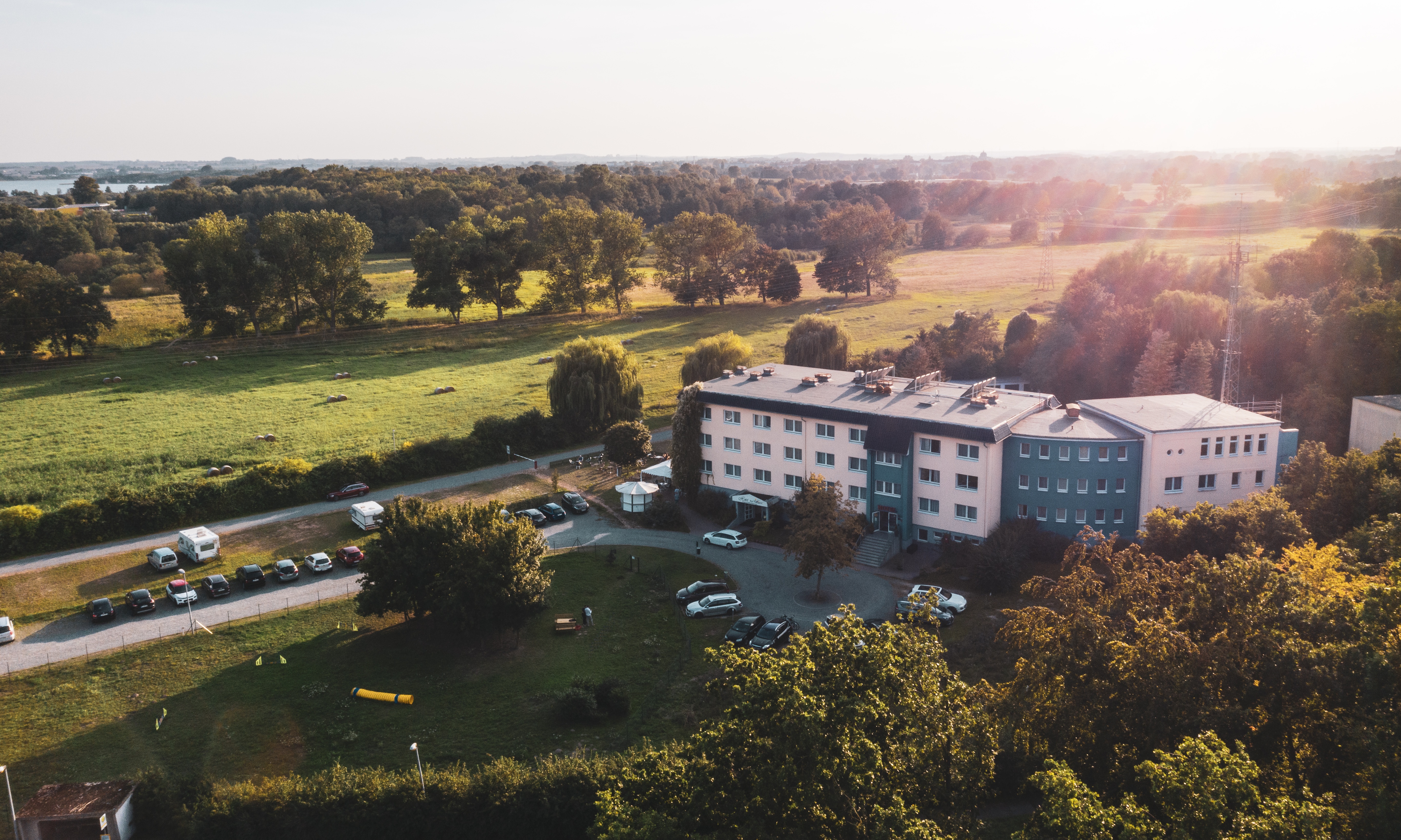 files/schaufenster-guestrow/img/haendler/hotel_am_tierpark/slider/DJI_0800.jpg