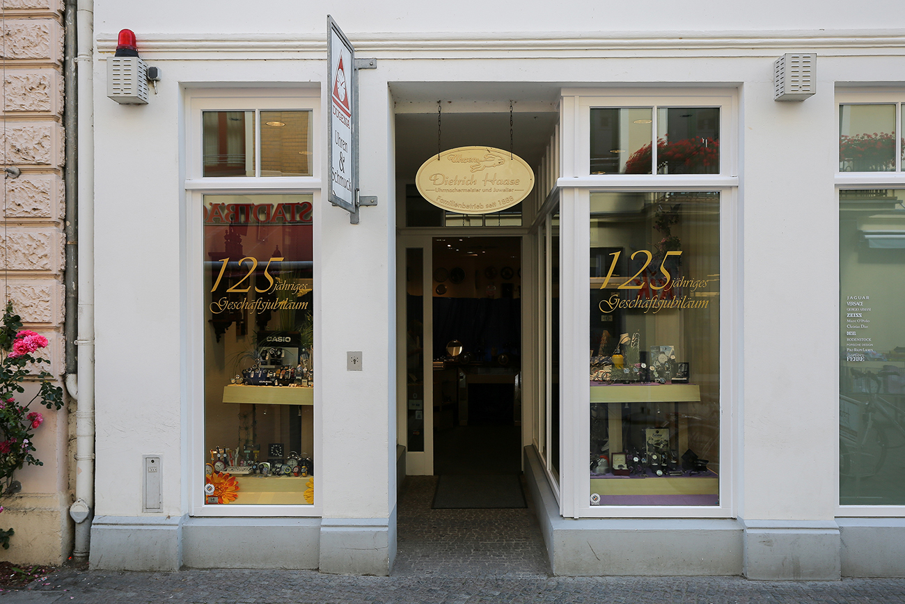 files/schaufenster-guestrow/img/haendler/uhrmachermeister_d_haase/slider/Uhrmacher_D.Haase-4840.jpg